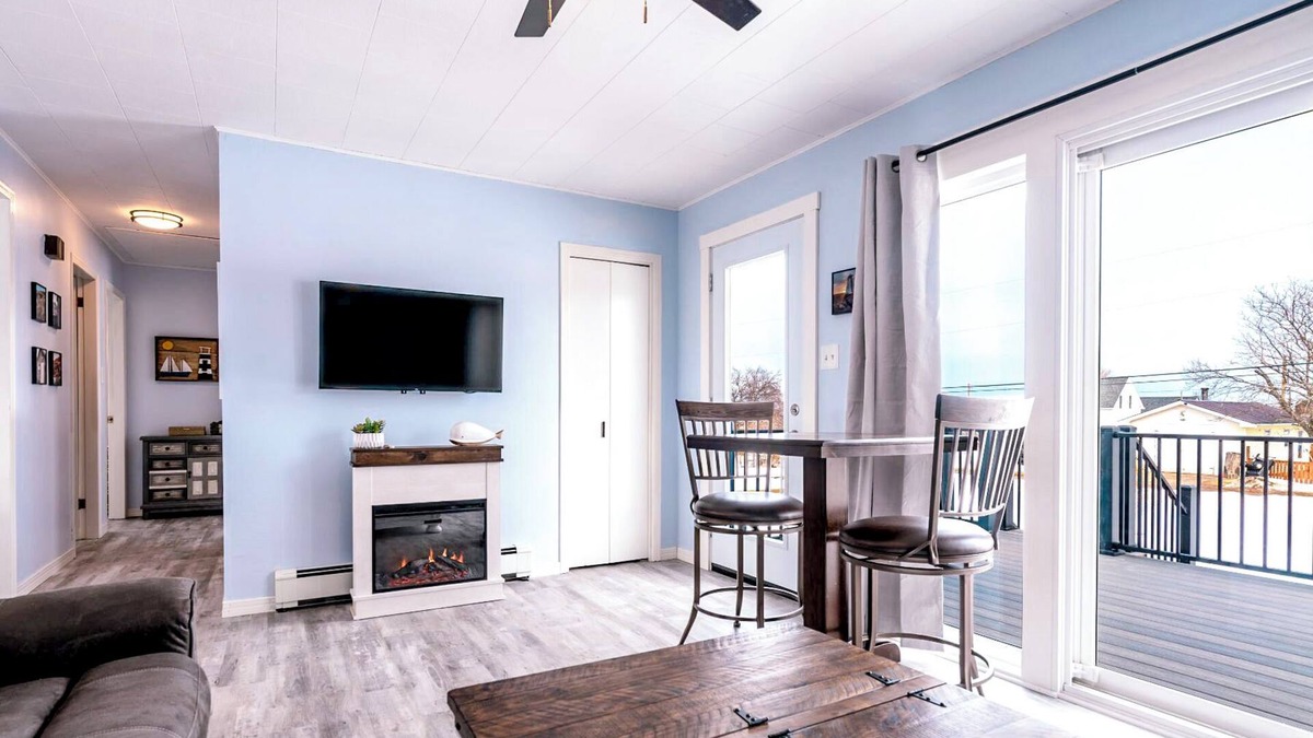 Beach Point House | 2 min to the beach. Family-sized house with vies of the water & kayaks,