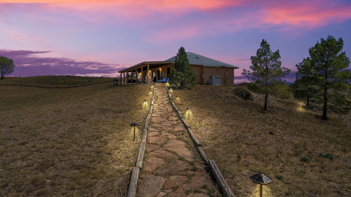 Elgin House | 2 min to wineries | Patio Swing | PetsOK | 3 Kings