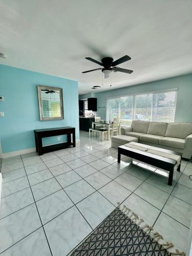 Lauderdale-by-the-Sea Apartment | 2 min walk to beach & free parking Lauderdale 21-1