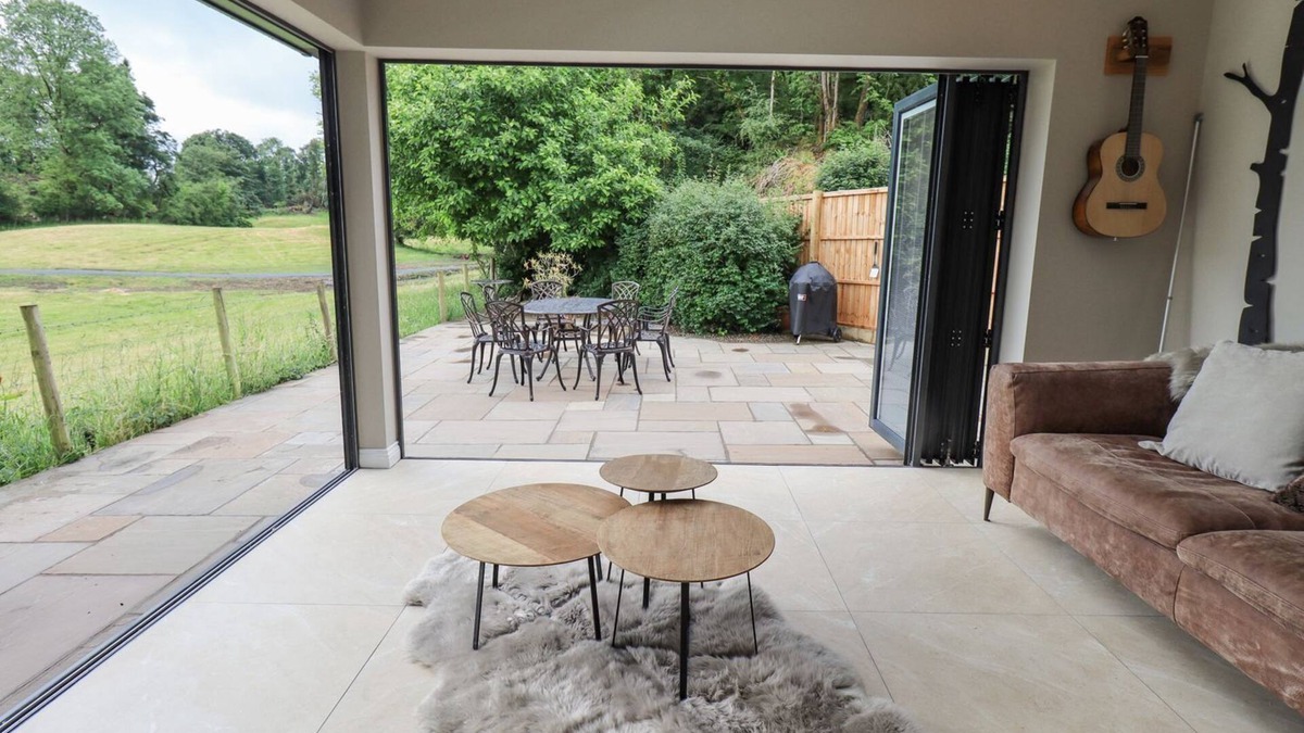 Lakeside House | 2 mins Lake Windermere! Gorgeous quiet property, slps 8 (4 bedrooms, 3 bathrms)
