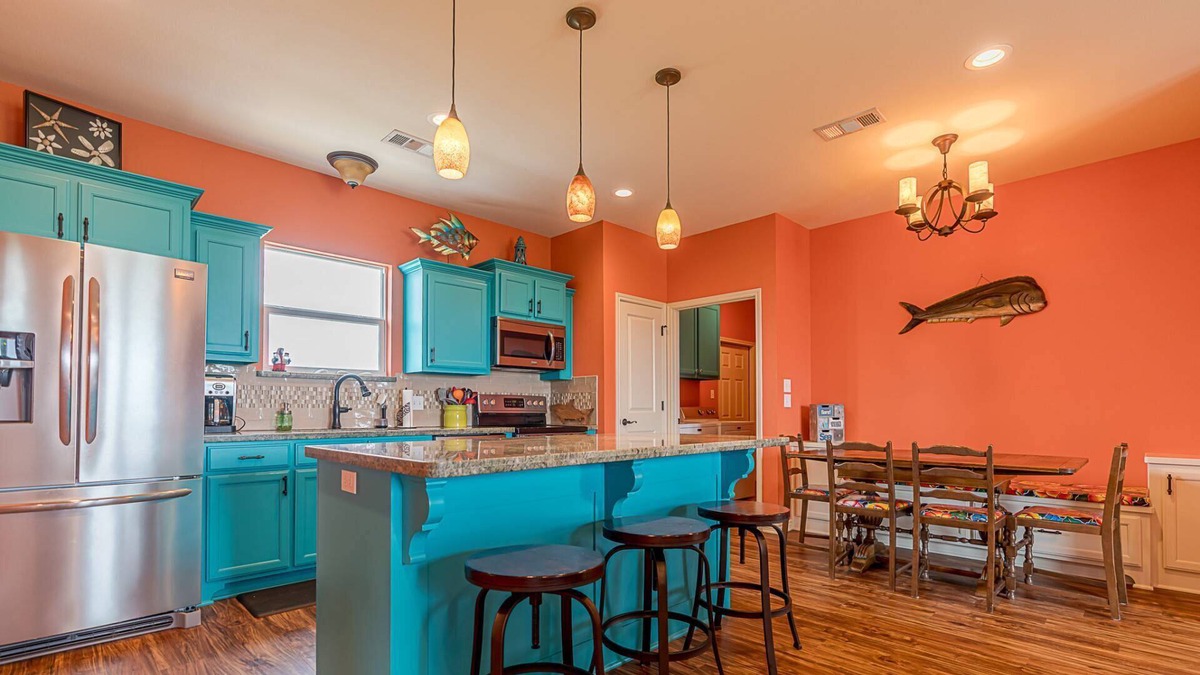 Galveston House | 2 Mins to Beach|RV Pad|Hookups|2 Decks|Water Views|Oversized Lot|Near Ferry|Dogs Welcome|Cargo Lift