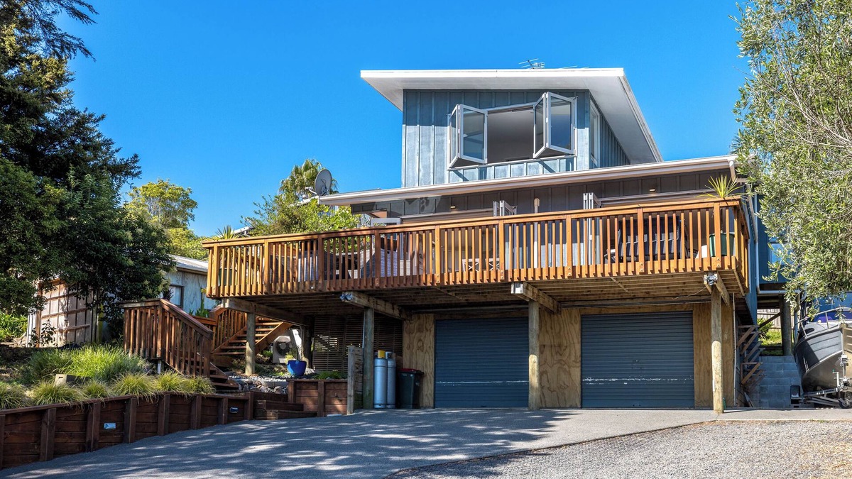 Ostend House | 2 minute drive to the beach, 3 minute walk to the pool, spa at the property