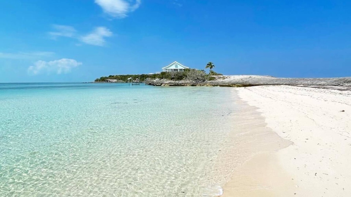 Man O War Cay House | 2 Minute walk to a stunning beach on the Atlantic ocean