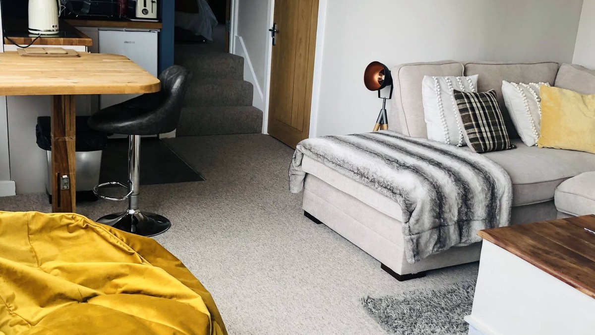 Alnmouth Apartment | 2 Minute Walk to Beach with Private Parking and Pet Friendly