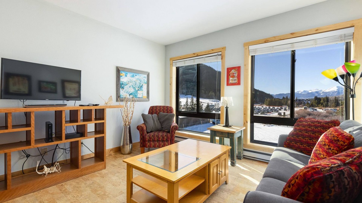 Mountain House Condo | 2 Minute Walk to the Lifts/Spacious Studio/Shared Hot Tub