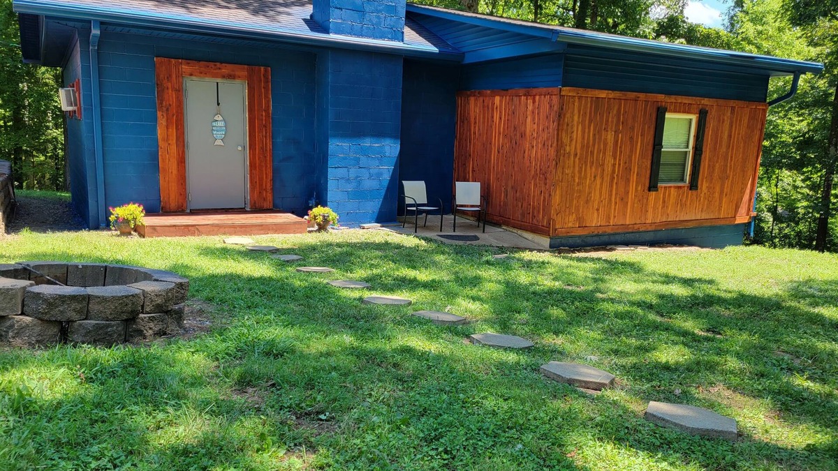 Benton Cottage | 2 minutes from Jonathan's Creek boat ramp! Lake view. Family vacation