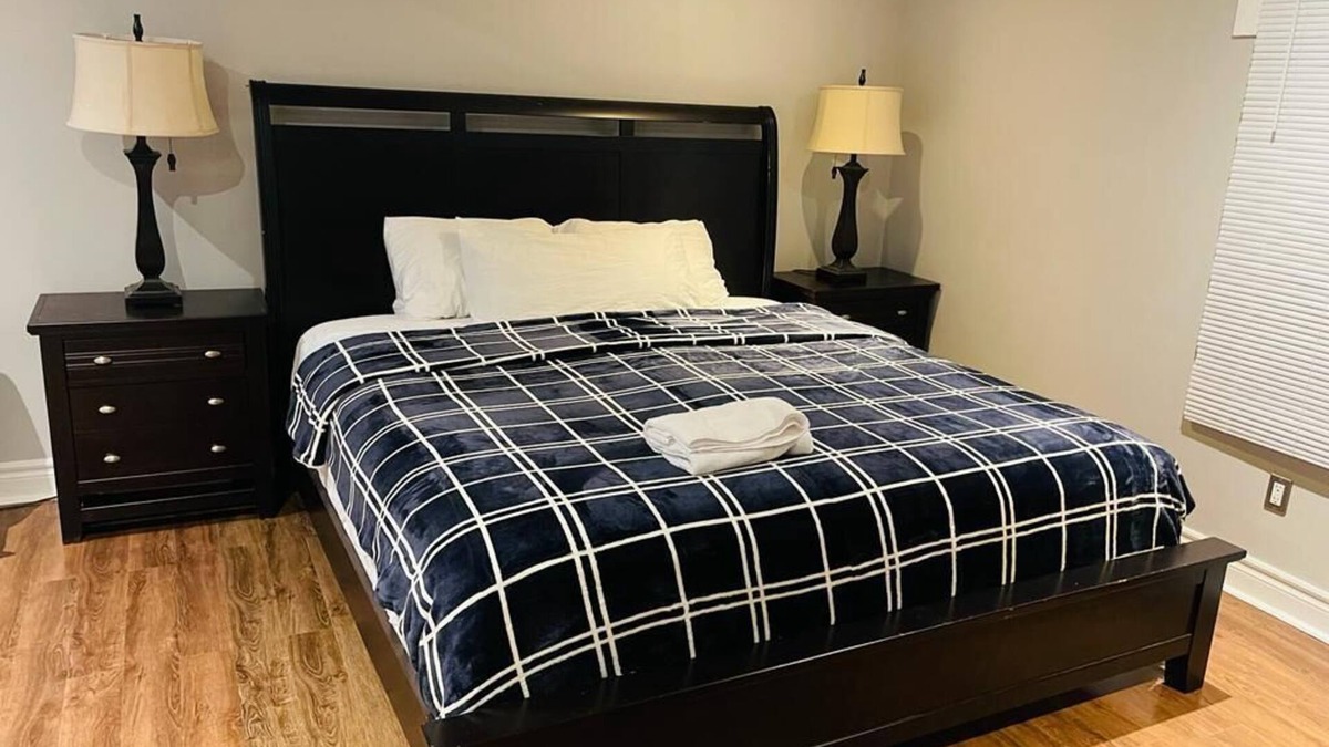 Westminster Apartment | 2 minutes to the mall, home away from home, cool neighborhood parks, restaurant.