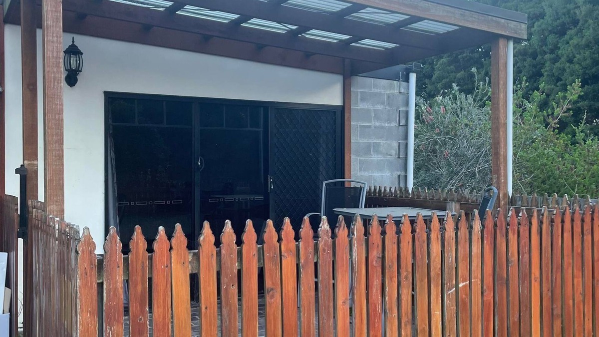 Smithton House | 2 Minutes to town center. Water views of duck river.
