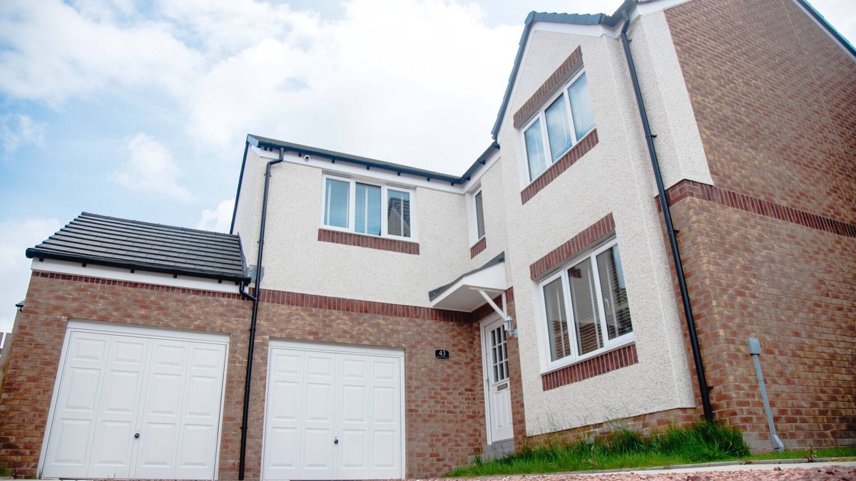 Cambuslang Villa | 2 Minutes Walk to Kirkhill Golf Park! 5 Bedroom Family Friendly Property
