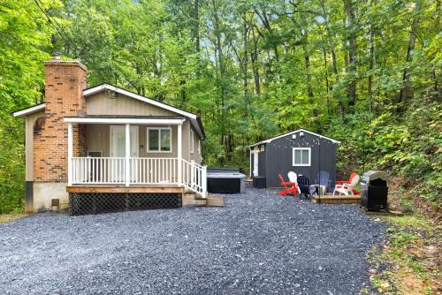 New Market House | 2 Modern Cabins Hot Tub, Fire Pit, Grill, & Wifi