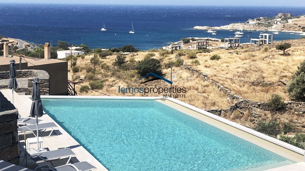 Koundouros House | 2 modern houses with 4 bedrooms, a swimming pool and a sea view