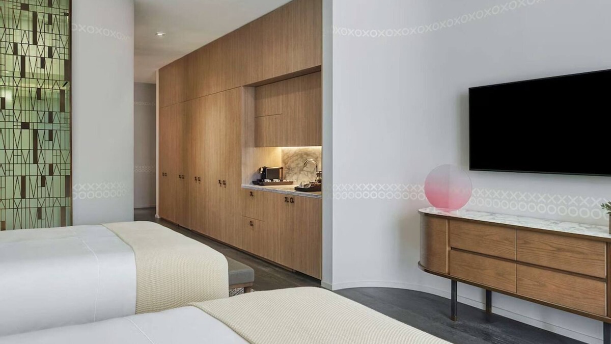 Brickell Hotel | 2 Modern Queen Rooms | SLS LUX w/Rooftop Pool, Tennis & Fine Dining