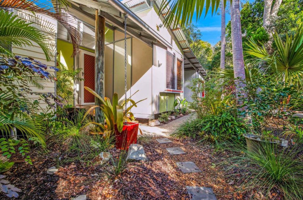 Rainbow Beach House | 2 Naiad Court Rainbow Shores. Walk to beach. Pets welcome. Wifi