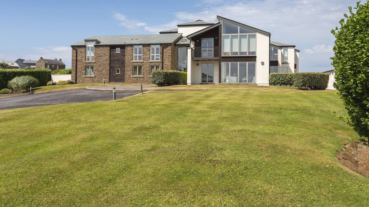 Burgh Island Cottage | 2 OCEAN'S EDGE, family friendly, with pool in Thurlestone