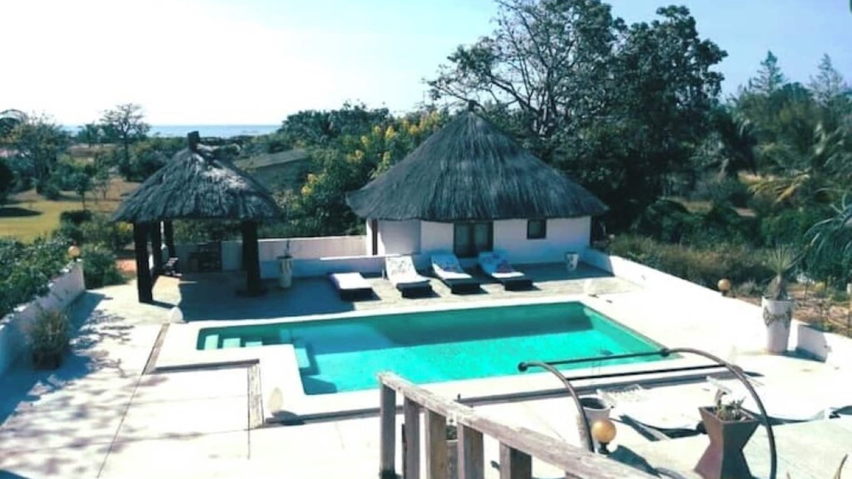 Ziguinchor Bed & Breakfast | 2 oceanfront guest rooms, 5 people, pool, smokers& pets OK