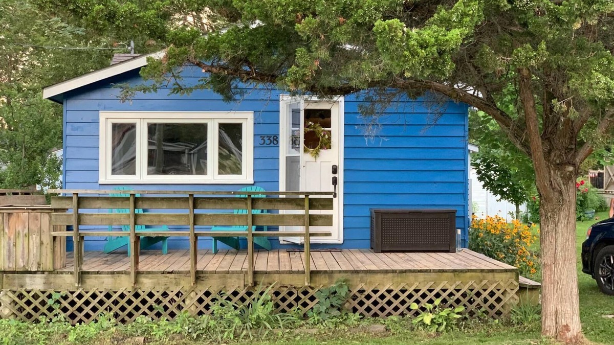 Turkey Point Cottage | 2 + one open bedroom with 2 single beds- Sleeps 7 Just 3-Min Walk to the Lake!
