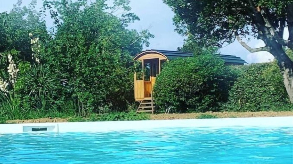 Monbequi Cabin | 2 or 4-seater caravan in wooded park.