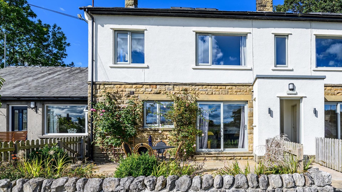 Austwick Apartment | 2 ORCHARD LEIGH, pet friendly, with open fire in Austwick