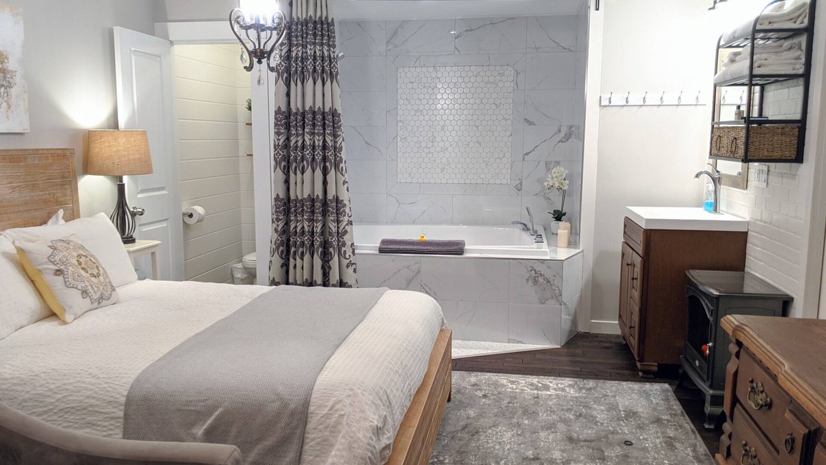 Harrison Hot Springs Apartment | 2 PERSON JACUZZI TUB | KITCHENETTE