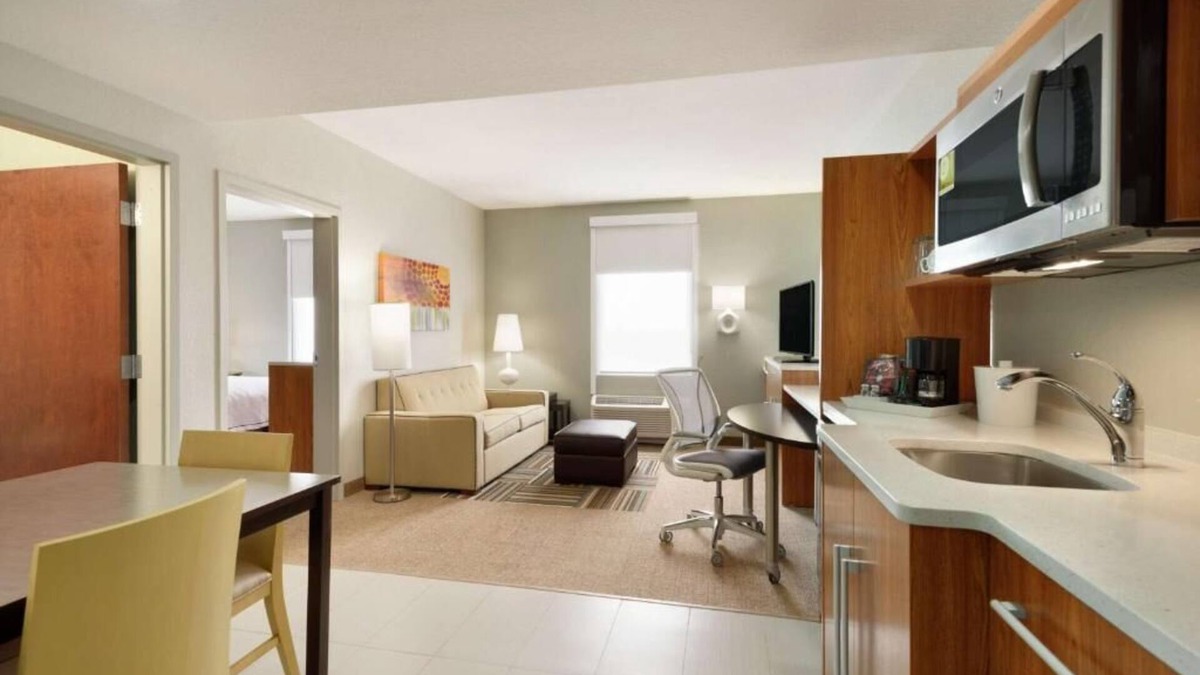 Florida City Hotel | 2 Pet-friendly Units Near CityCenter! FREE Parking and Breakfast! Pets Allowed!