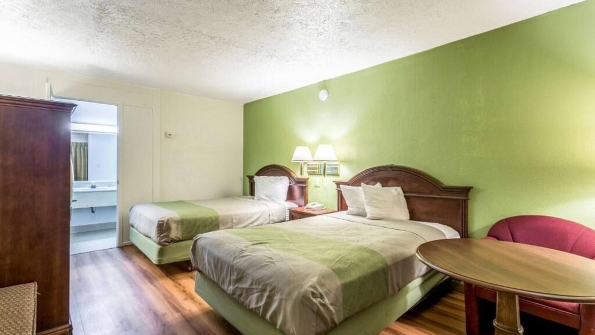 Edgewood Hotel | 2 Pleasant Rooms for Passing Travelers w/Breakfast & Easy I-95 Access