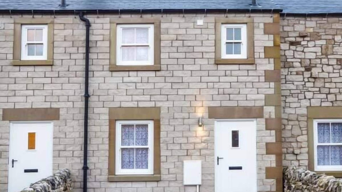 Blackwell in the Peak Cottage | 2 PRIMITIVE CROFT, pet friendly, with open fire in Chelmorton