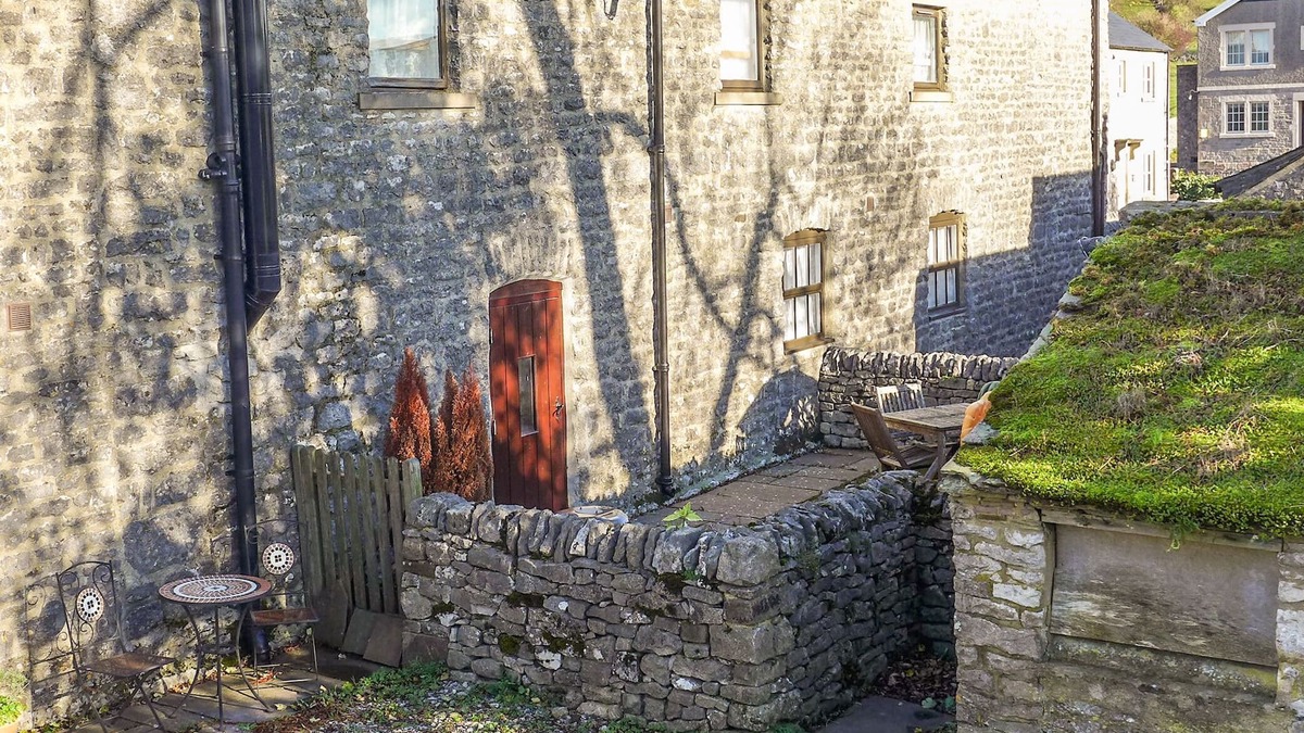 Blackwell in the Peak Cottage | 2 PRIMITIVE MEWS, pet friendly, with open fire in Chelmorton