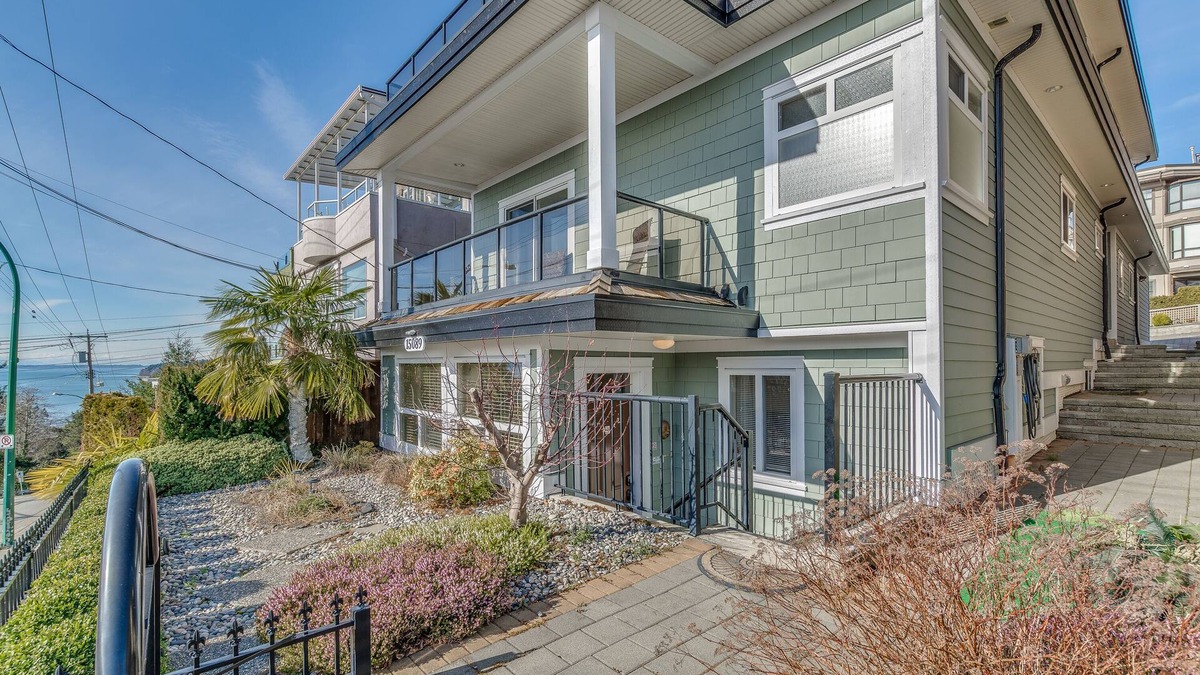 White Rock House | 2 queen bedrooms with 2 full bathrooms. Very rare find