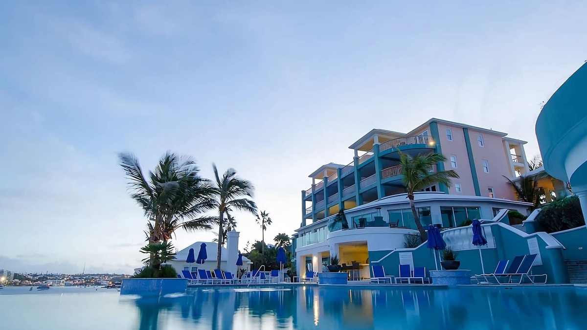 Paget Hotel | 2 Relaxing Units! Kitchen, Outdoor Pool, FREE Parking Close to Mermaid Beach!