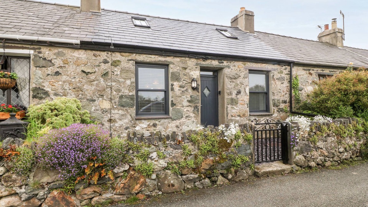 Groeslon Cottage | 2 RHOSLYN, family friendly, character holiday cottage in Groeslon