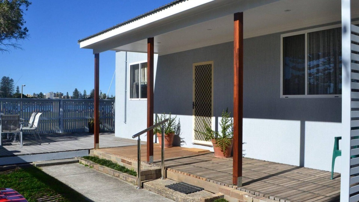 Tuncurry Cottage | 2 Rockpool Road a Waterfront Cottage