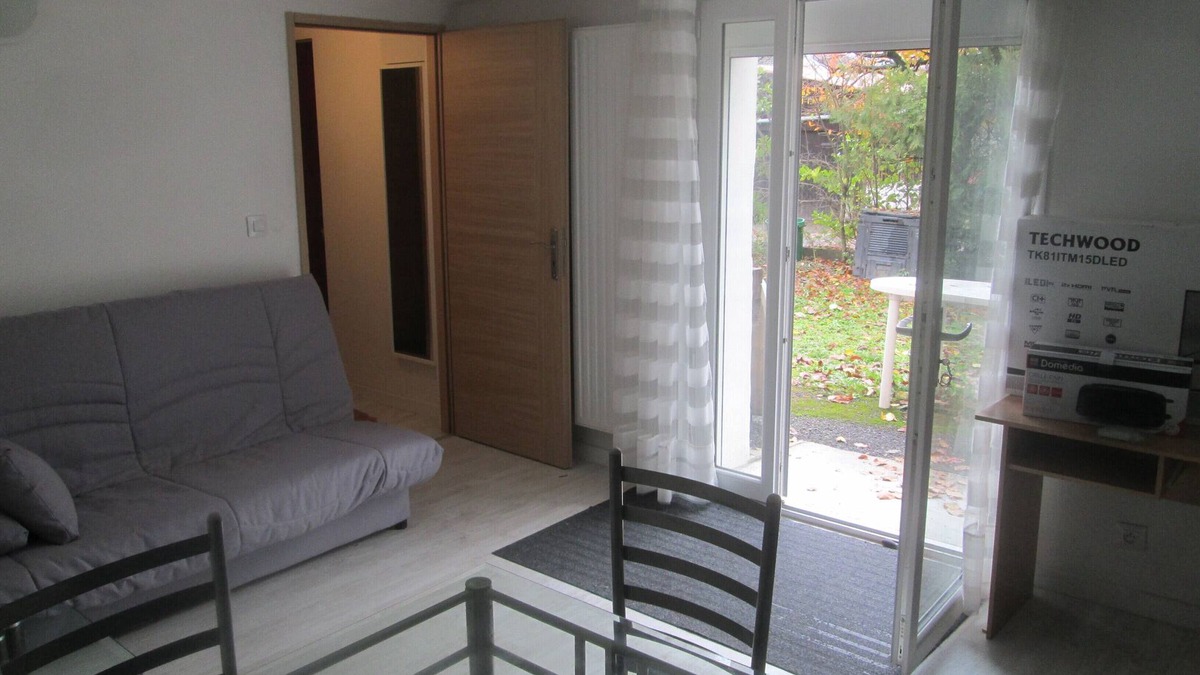 Echirolles Apartment | 2-room accommodation bedroom and living room with small garden