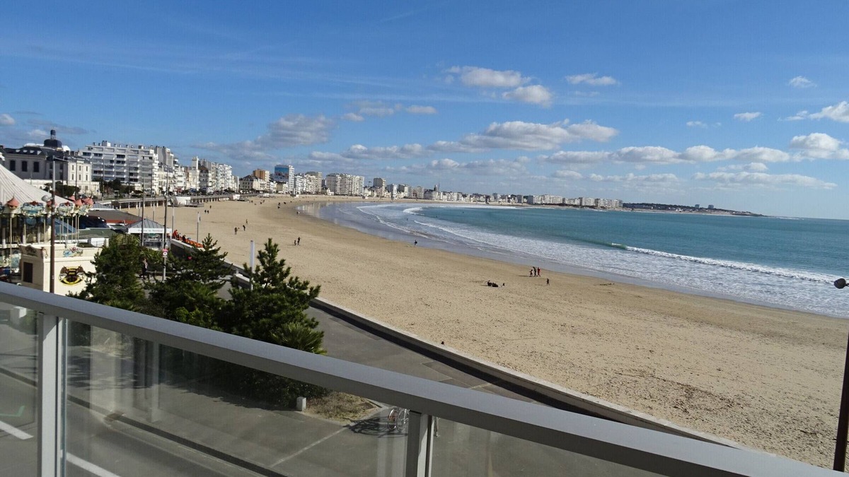 Les Sables d'Olonne Apartment | 2-room apartment facing the beach with balcony, equipped kitchen and TV