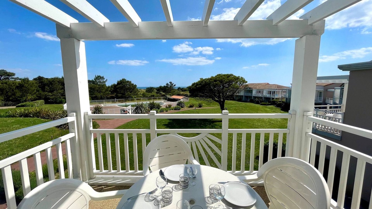 Chateau-d'Olonne Apartment | 2-room apartment with sea view and heated pools near Les Sables-d'Olonne