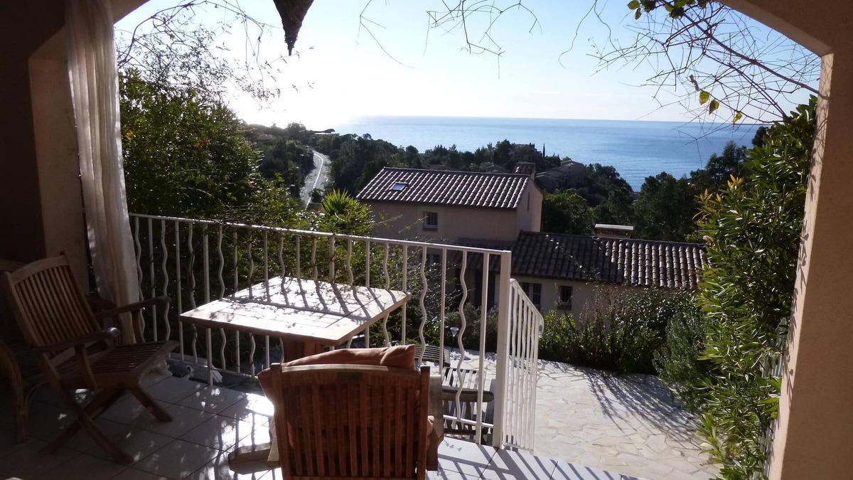 Theoule-sur-Mer Apartment | 2-room apartment with sensational sea view, south-facing, close to the beach.