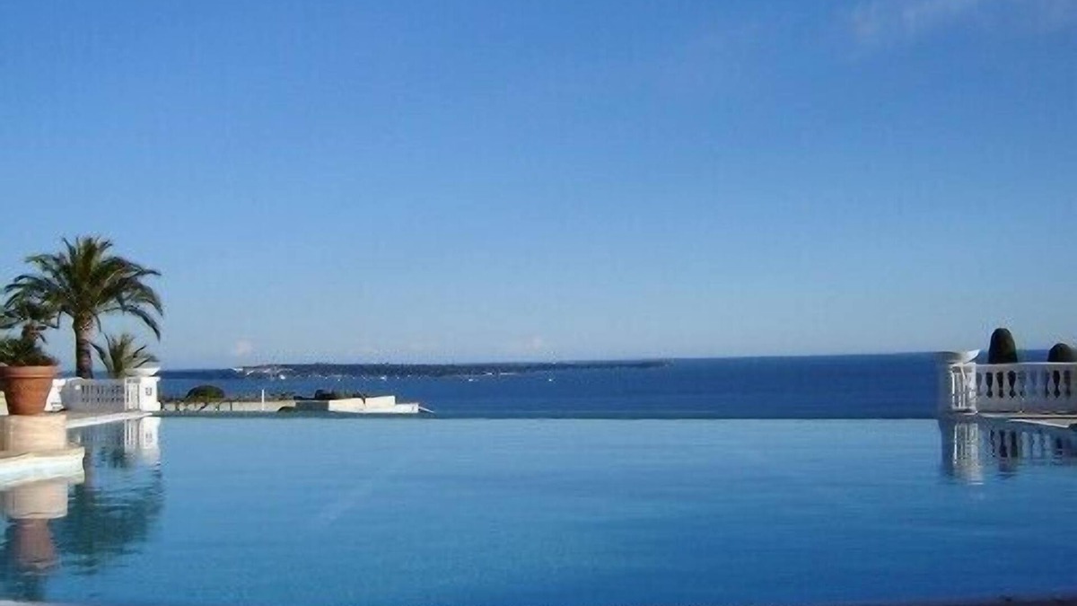 La Croix des Gardes Apartment | 2-room apartment with terrace 800 meters from the beaches