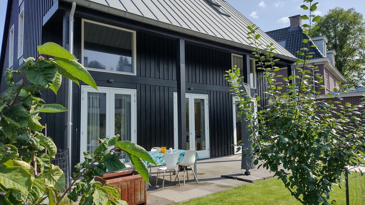 Slotervaart Apartment | 2 room studio with bathroom in city villa with free private parking