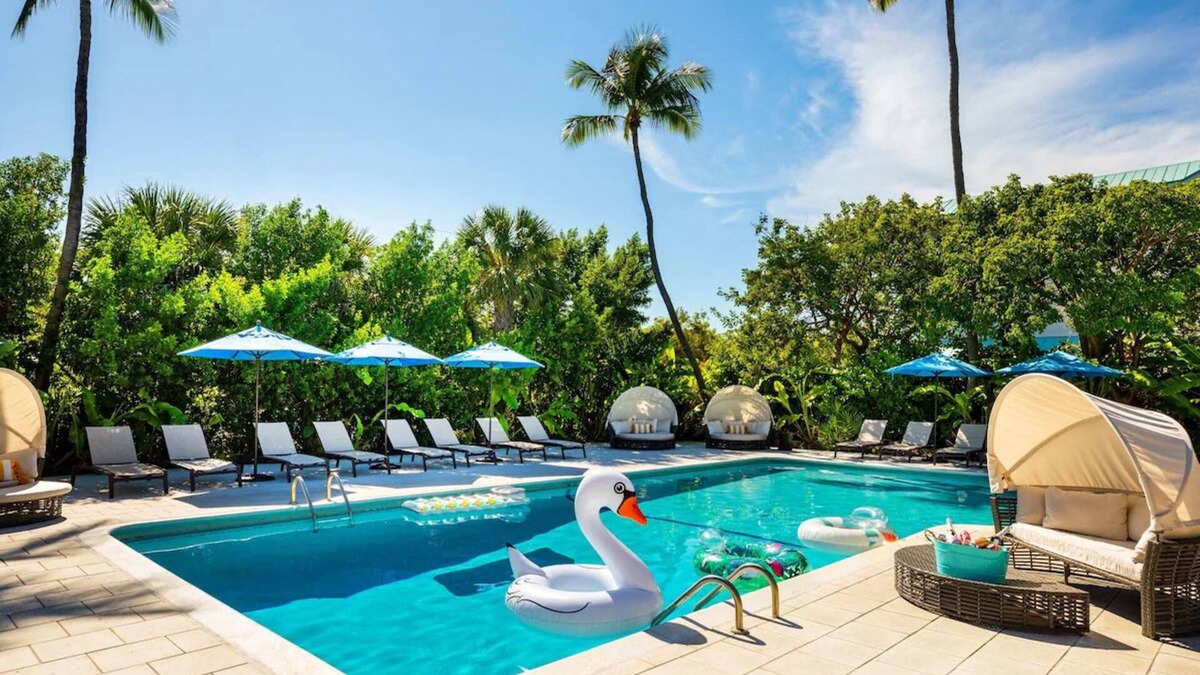 Islamorada Hotel | 2 Rooms w/Queen Beds, Balcony, 3 Outdoor Pools, Free Parking & Pet Friendly
