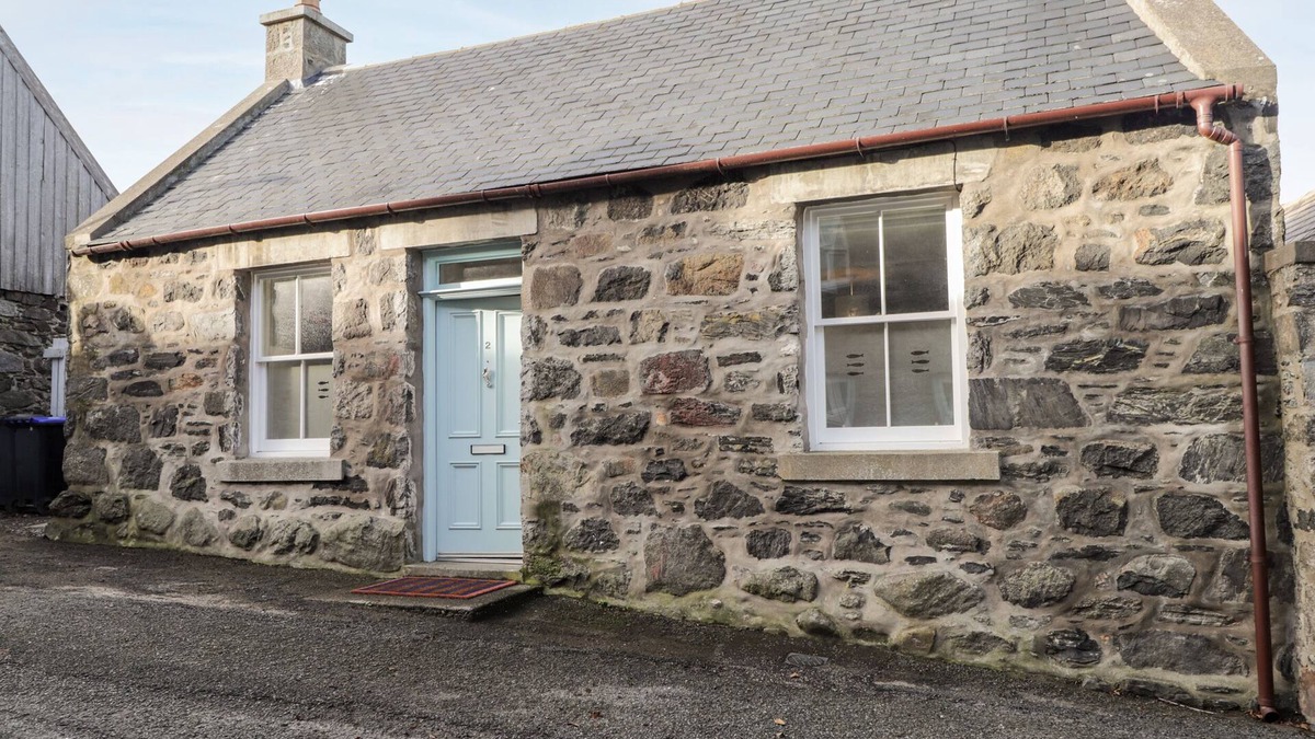 Portsoy Cottage | 2 SEAFIELD PLACE, pet friendly, character holiday cottage in Portsoy