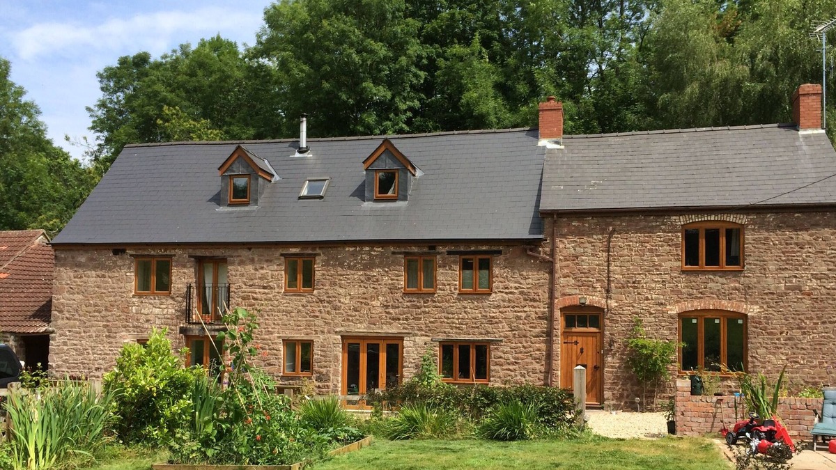 Lydney Apartment | 2 self contained bedrooms with private garden in beautiful old mill.