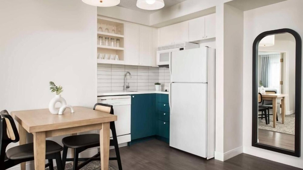 Thornhill Hotel | 2 Spacious Family Suites with Indoor Pool, Pet-Friendly and Free Breakfast
