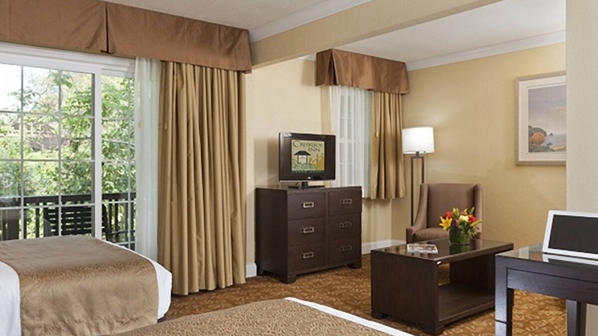 Barron Park Hotel | 2 Spacious Room with Free Breakfast, Heated Pool & Parking Near Stanford