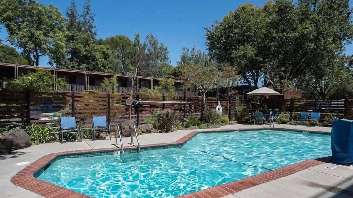 Barron Park Hotel | 2 Spacious Unit with Heated Pool, Free Breakfast & Parking Near Stanford