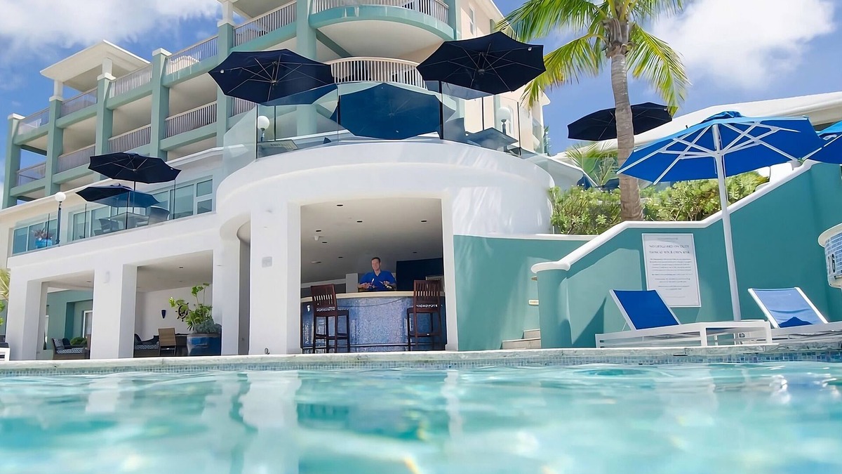 Paget Hotel | 2 Spacious Units! Outdoor Pool, FREE Parking Close to Queen Elizabeth Park!