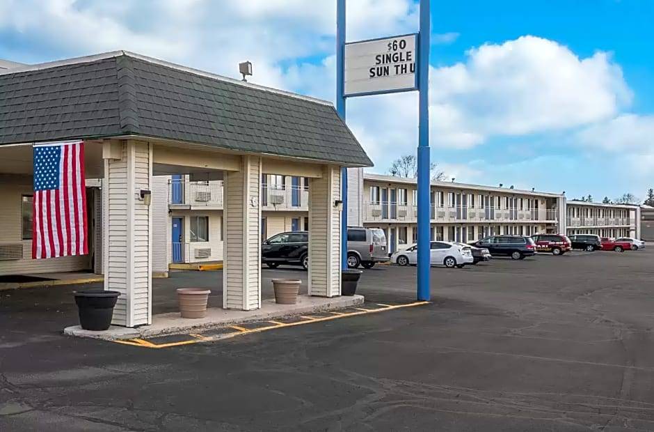 Dubuque Hotel | 2-Star Hotel ∙ Rodeway Inn