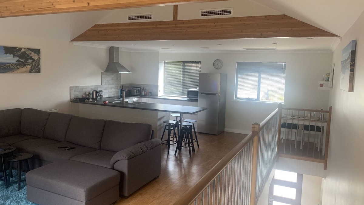 Connolly House | 2 Storey, 1 bed accomodation close to local amenities.