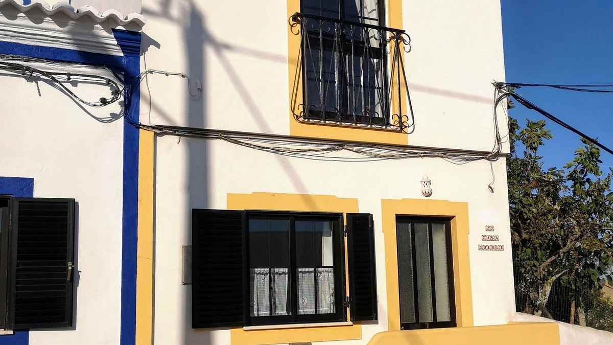 Ferragudo House | 2-storey house with small garden and balcony