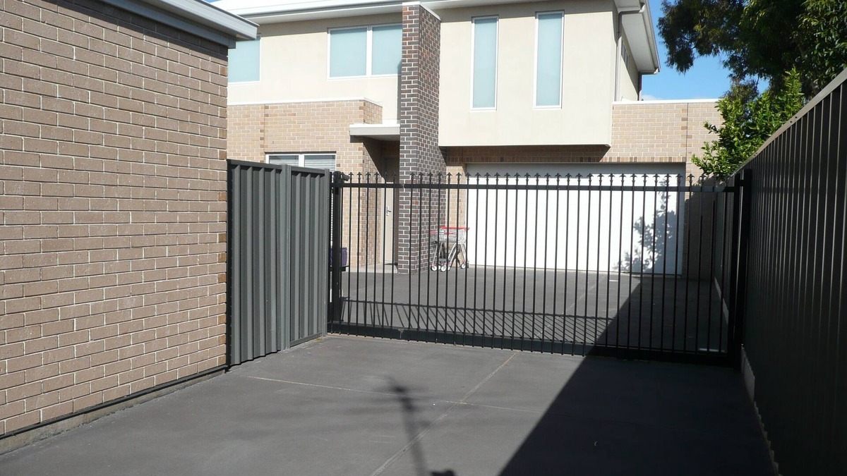 Plympton House | 2 Storey New Luxury Home great location 2 bathrooms 3 toilets sleeps 12