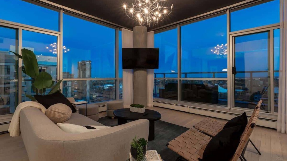 Beltline Apartment | 2 Storey Penthouse Panoramic Views,Parking,Stampede