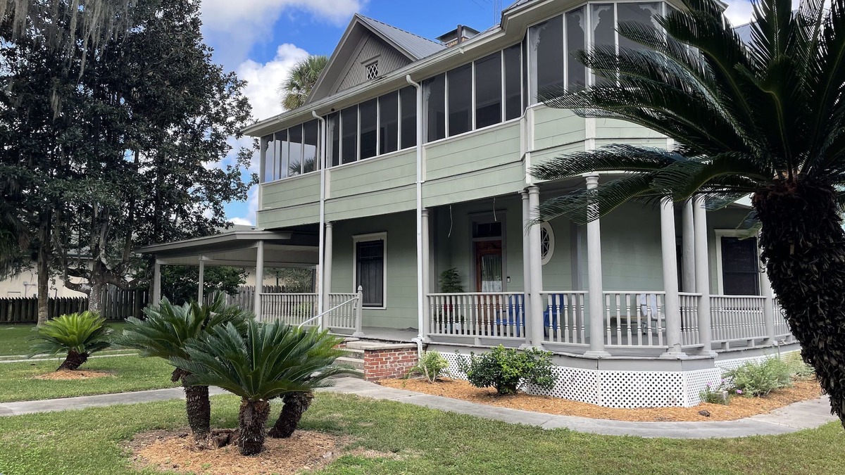 Williston House | 2 Story 4br 2bth Historical Hm, Centrally Located to Ocala, Gaines & Cedar Key